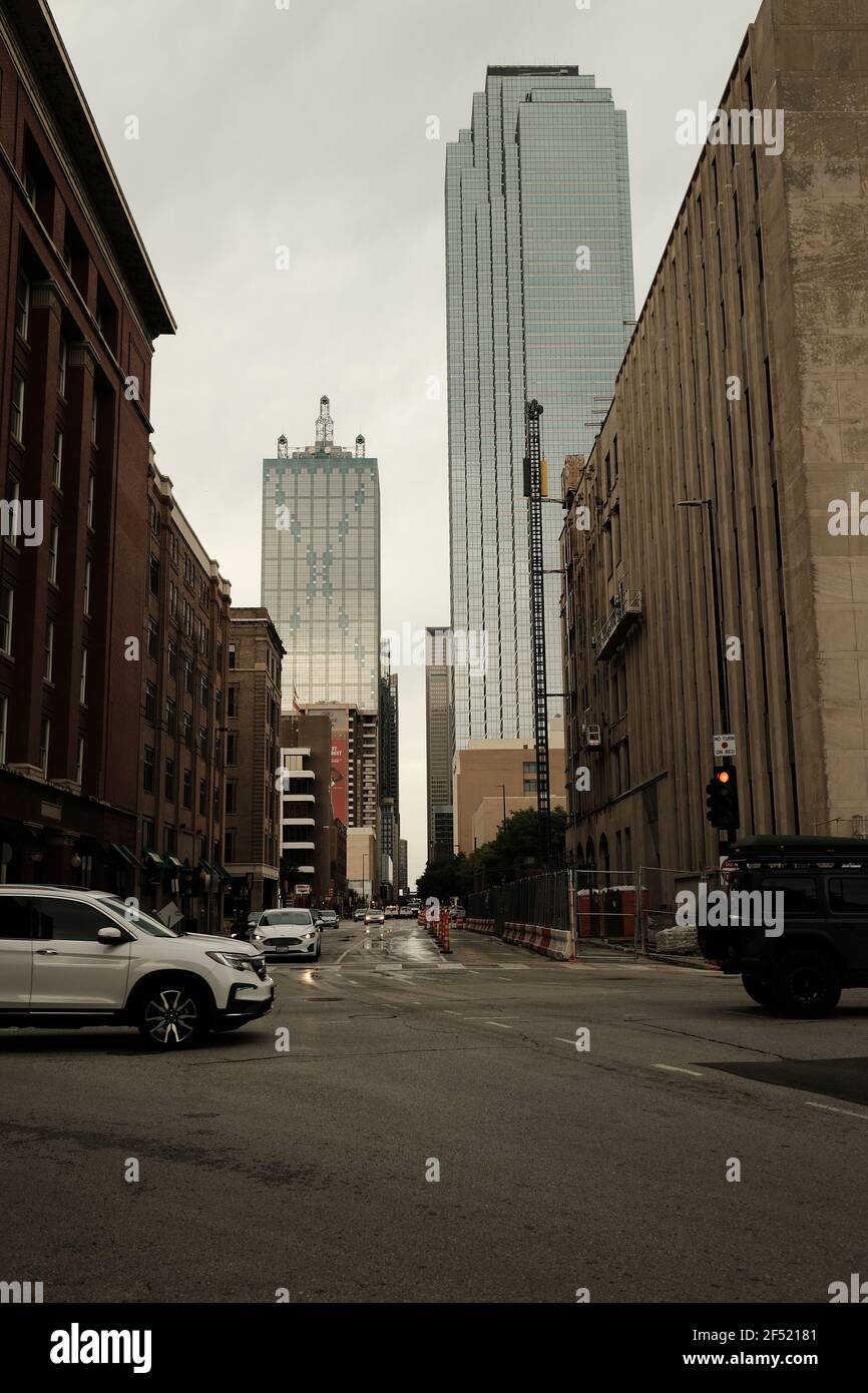 Straßenszene einer geschäftigen Kreuzung von Downtown Dallas in Der späte Nachmittag Stockfoto