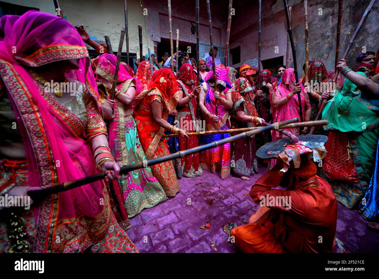 Mathura, Indien. März 2021, 23rd. Hindu Männer gesehen rituell von Frauen mit Stöcken geschlagen (Lathi) während des Lathmar Holi Festival von Barsana.der Mythos hinter diesem Festival ist auf Hindu Gott Lord Krishna, der nach lokalen Glauben kam aus seiner Heimatstadt Nandgaon nach Barsana Radha necken verwandt (Eine hinduistische Göttin und eine Gemahlin des gottes Krishna) und ihre Freunde. Seit mehr als 100 Jahren halten Frauen von Barsana das Ritual immer noch aufrecht. Kredit: SOPA Images Limited/Alamy Live Nachrichten Stockfoto