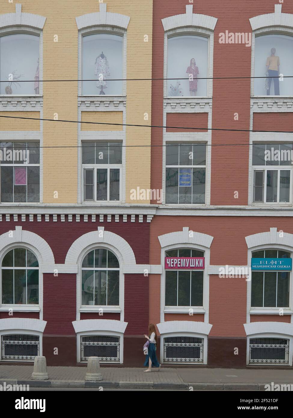 Moskau, Russland. August 2020, 8th. Ein Mädchen spaziert entlang eines mehrfarbigen Gebäudes des frühen 20th. Jahrhunderts im östlichen Verwaltungsbezirk von Moskau. Kredit: Mihail Tokmakov/SOPA Images/ZUMA Wire/Alamy Live Nachrichten Stockfoto