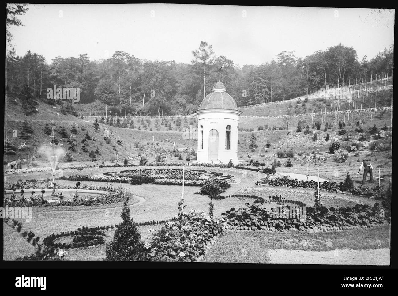 Bilin. Sauerbrunn Josef Quelle mit Pflanzen Stockfoto