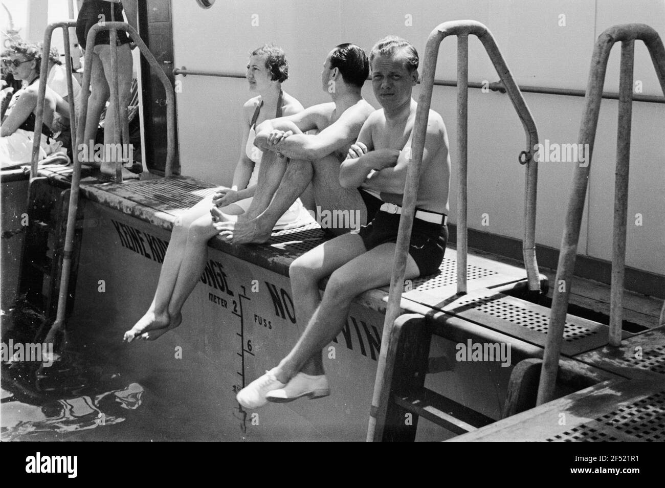 Bordle Leben auf dem Passagierschiff 'Milwaukee'. Passagiere beim Sonnenbaden am Rand des Schwimmbads Stockfoto