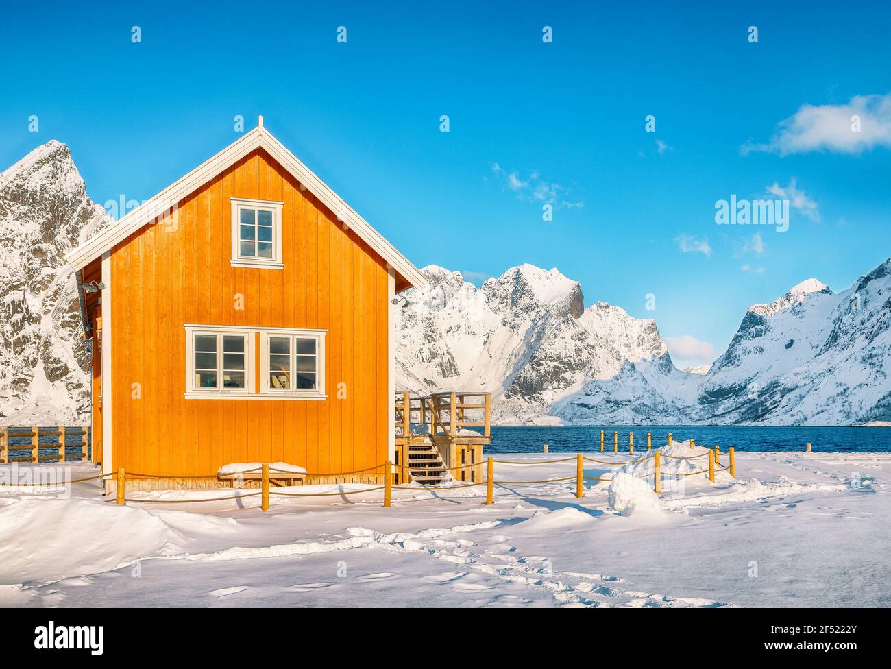 Atemberaubende Winteransicht des Dorfes Sakrisoy und schneebedeckte Berge im Hintergrund. Beliebtes Touristenziel auf Lofotens. Ort: Sakrisoy , Moske Stockfoto