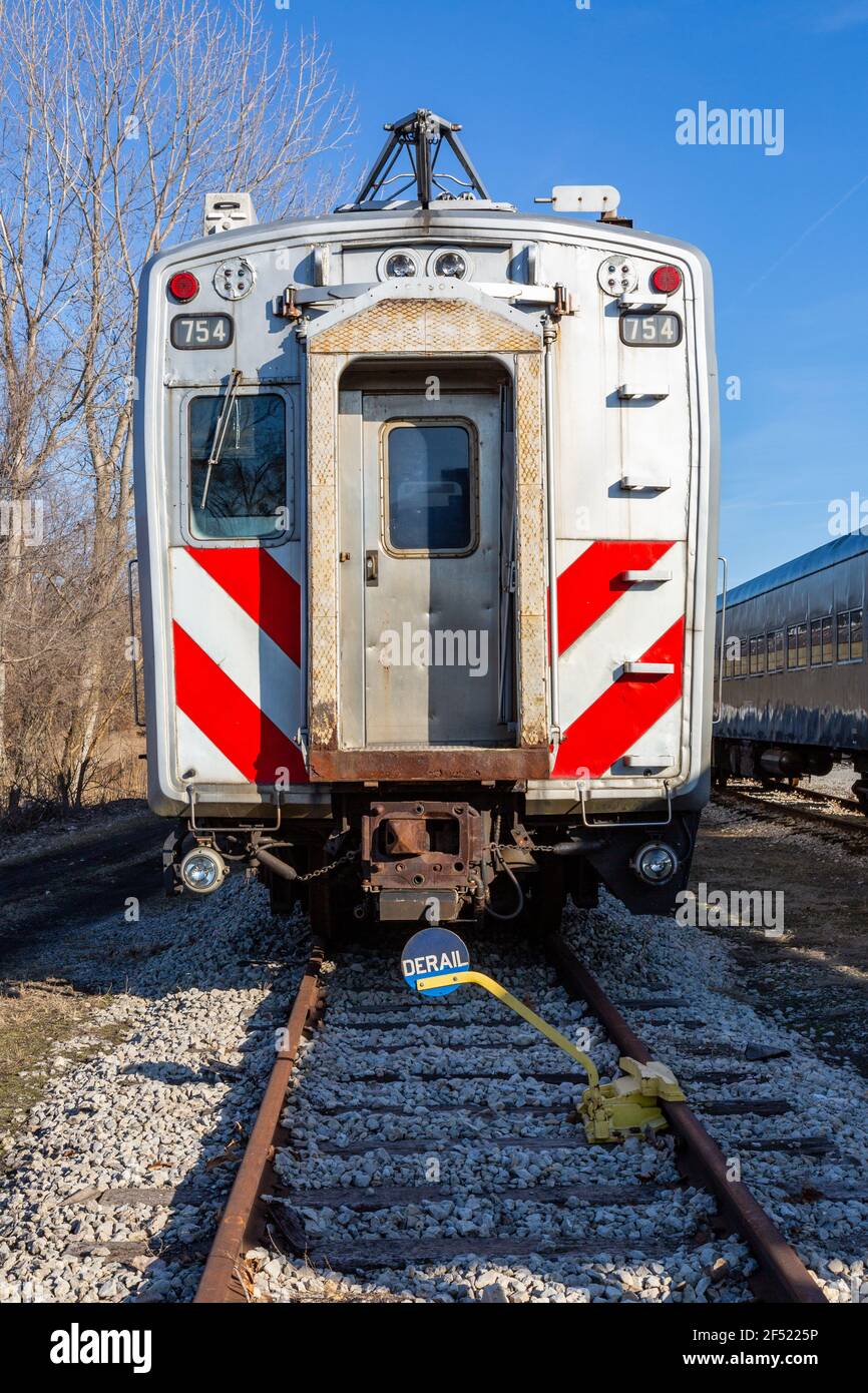 Im Hoosier Valley Railroad Museum in North Judson, Indiana, USA, ist ein alter Metra-Pkw ausgestellt. Stockfoto