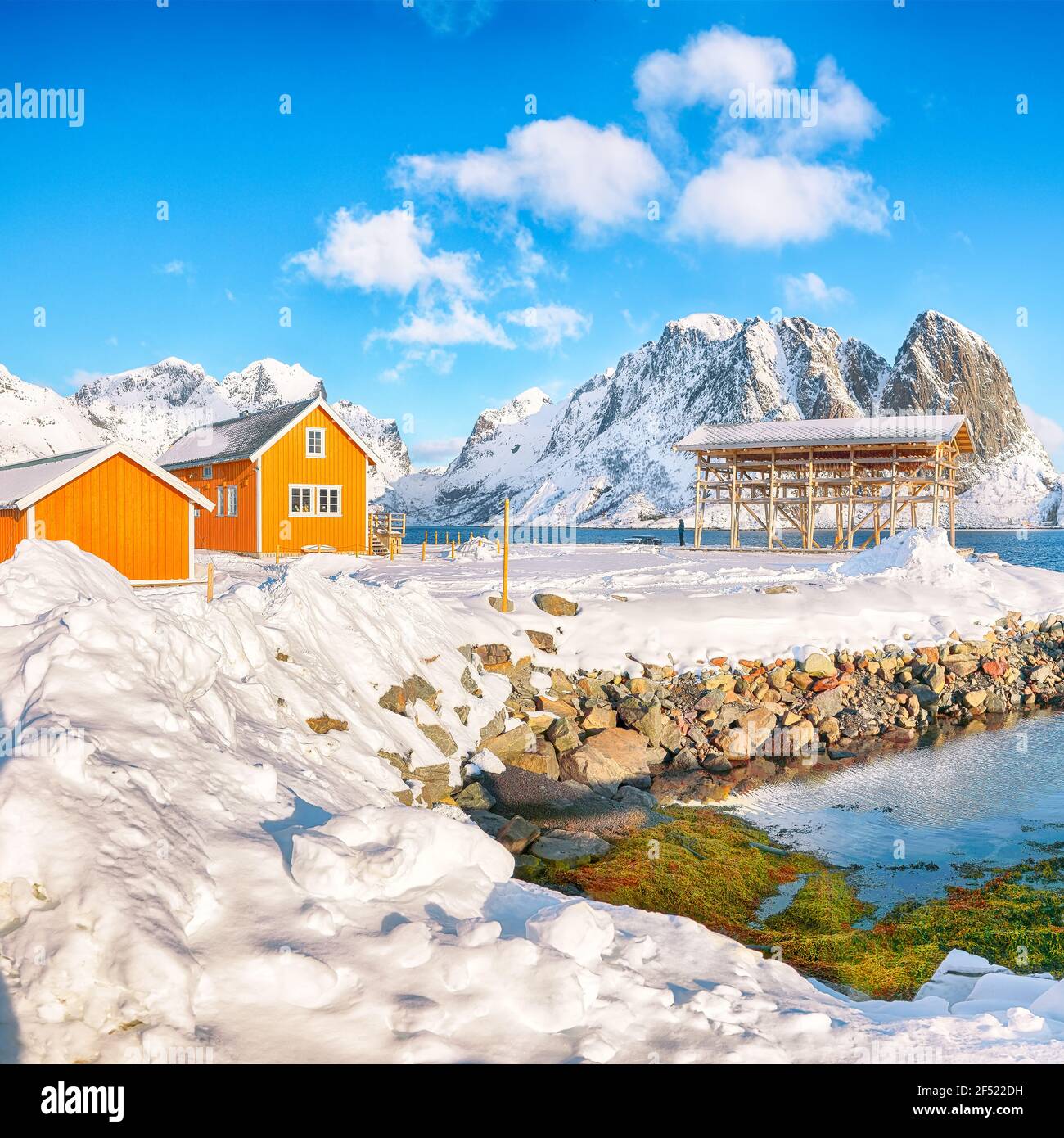 Erstaunliche Winter Blick auf Sakrisoy Dorf und verschneite Berge im Hintergrund. Beliebtes Touristenziel auf Lofotens. Lage: Sakrisoy , Moskau Stockfoto