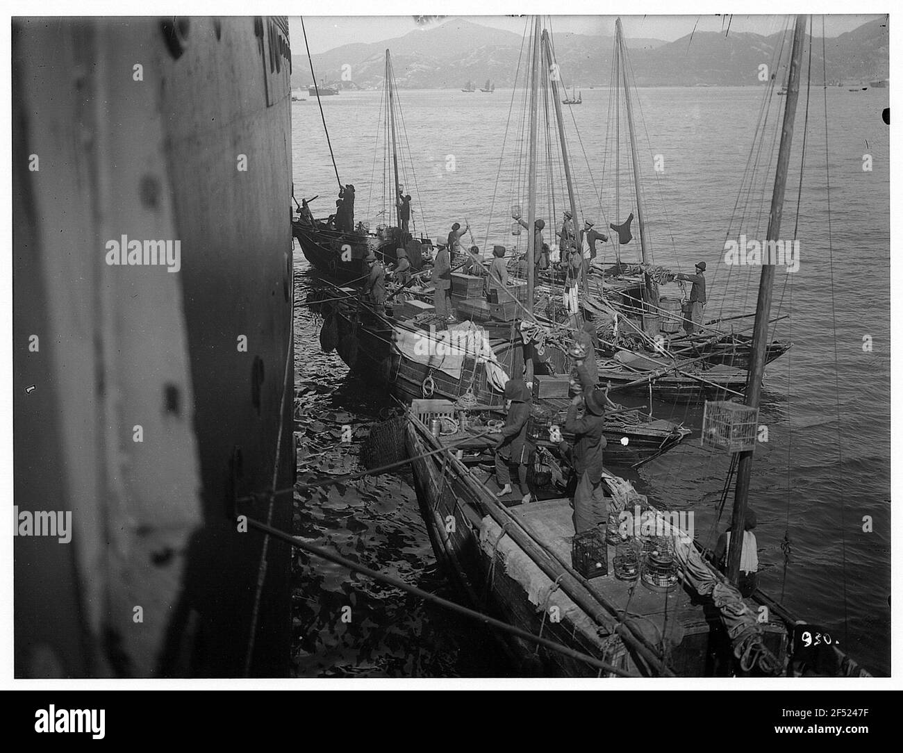 Hongkong. Lokale Händler in Sampanboats bieten den Passagieren des Hochsee-Passagierdampfers 'Cleveland' zum Verkauf an Stockfoto