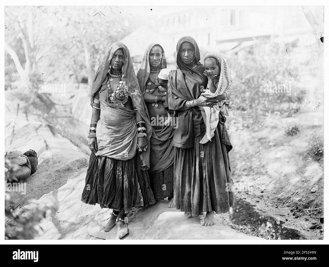 Hinduistische Frauen mit Kleinkindern Stockfoto