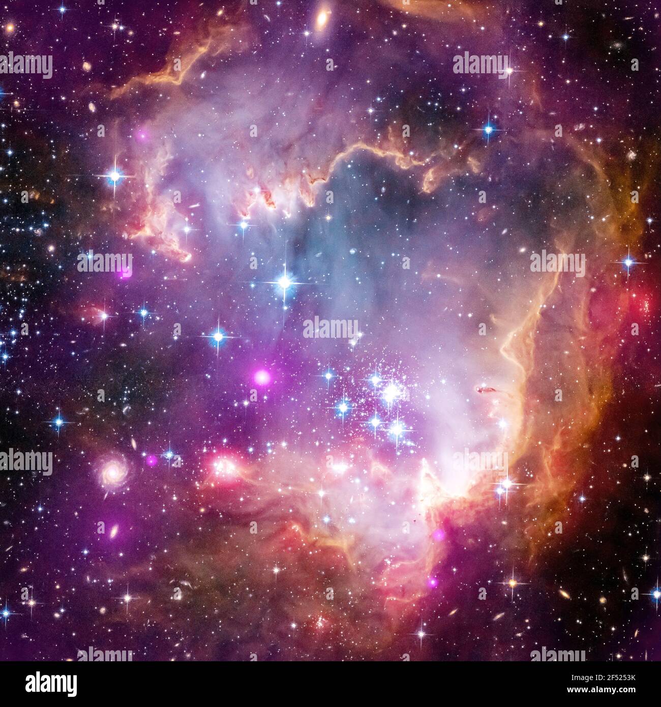 Chandra-Beobachtungen, in violett dargestellt, zeigen Röntgenemissionen von jungen Sternen mit Massen ähnlich unserer Sonne. Der „Flügel“ der kleinen Magellanschen Wolke. Stockfoto
