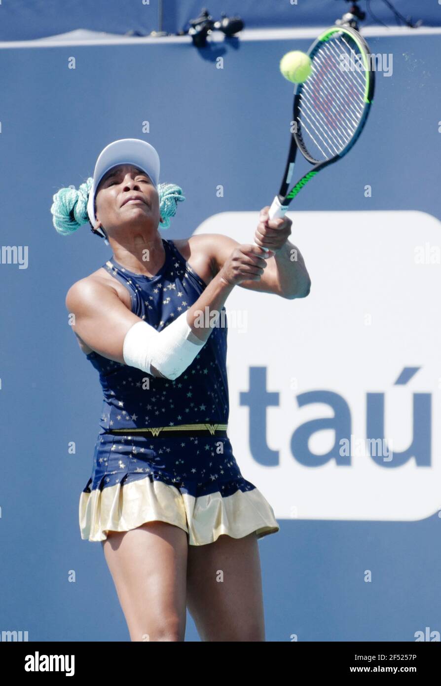 Miami Gardens, Usa. März 2021, 23rd. Venus Williams aus den USA kehrt in den Dienst von Zarina Diyas aus Kasachstan auf dem Stadionplatz bei den Miami Open im Hard Rock Stadium in Miami Gardens, Florida, Dienstag, 23. März 2021, zurück. Diyas besiegte Williams in einem Unentschieden-Breaker 6-2, 7-6 (12-10). Foto von Gary i Rothstein/UPI Kredit: UPI/Alamy Live News Stockfoto