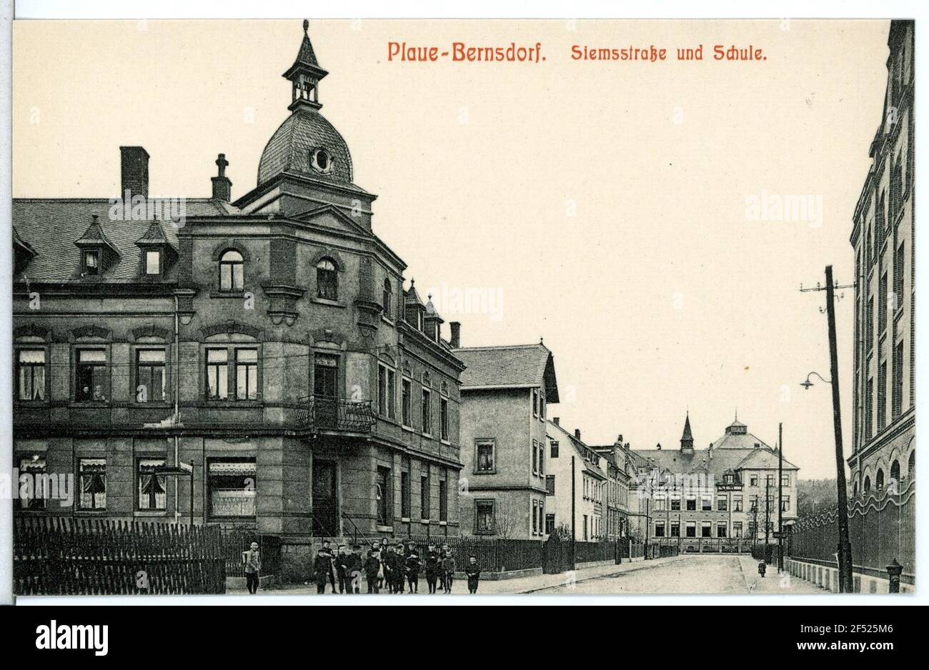 Siemstraße und Schule Plaue-Bermsdorf. Siemstraße und Schule Stockfoto