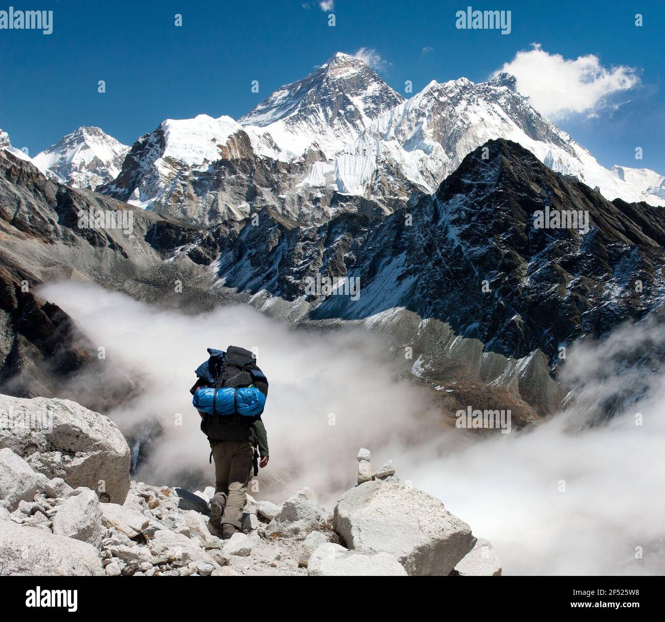 Blick auf den Everest von Gokyo mit Touristen unterwegs Zum Everest-Basislager - Nepal Stockfoto