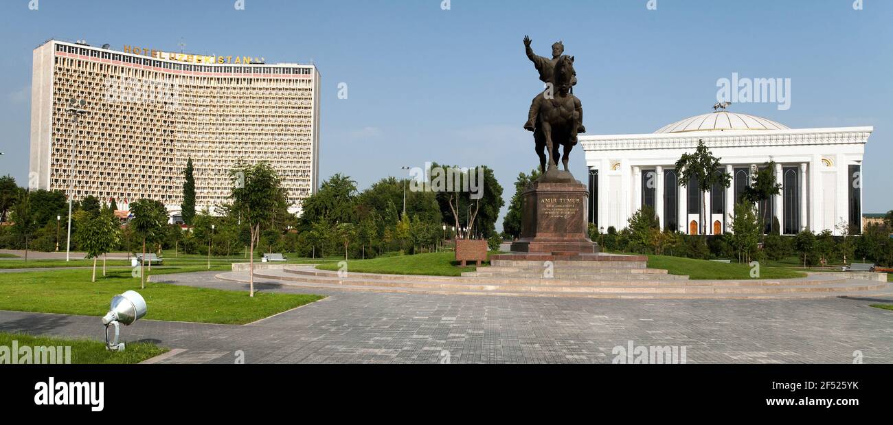 Statue von Amir Temur (Timur) auf Pferd in Taschkent - Amir Timur maydani - Geschichtsheld Usbekistans Stockfoto