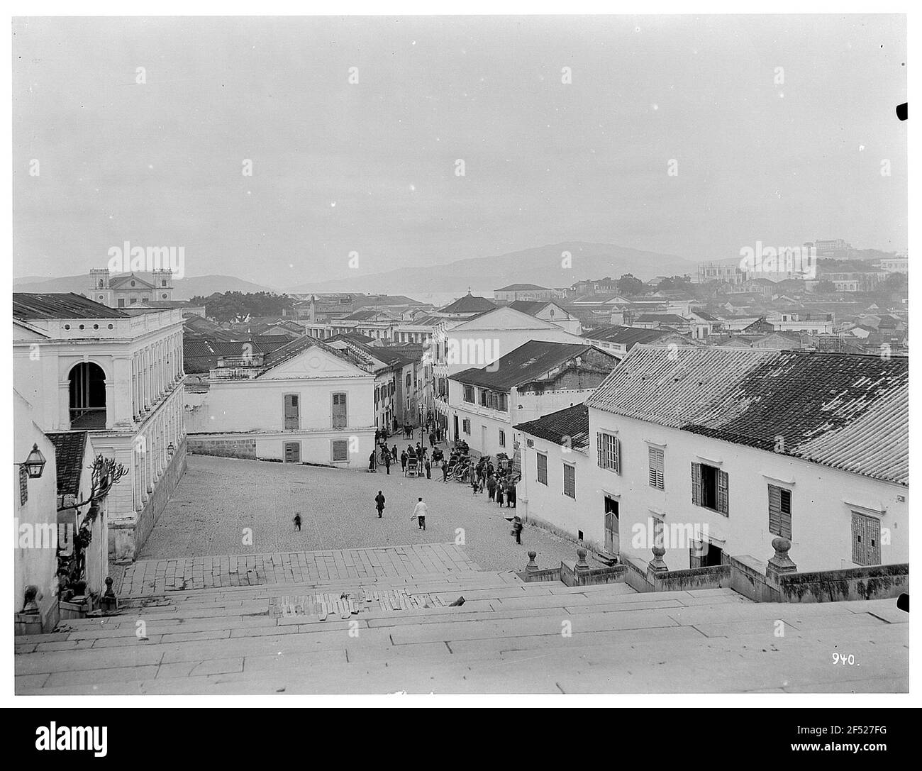 Macau, China. Blick von der Außentreppe unterhalb der Jesuitenkirche São Paulo über den Marktplatz (mit Rikschas) auf Stadt und Bucht Stockfoto