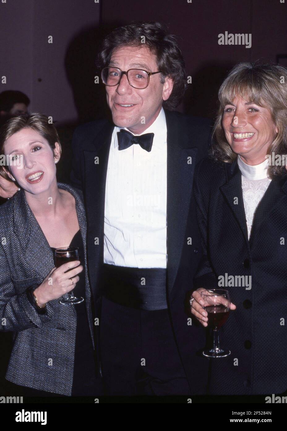 **DATEI FOTO** George Segal ist am 87 gestorben. Carrie Fisher, George Segal und Penny Marshall fotografiert am 1. November 1987 in New York City. Quelle: Walter McBride/MediaPunch Stockfoto