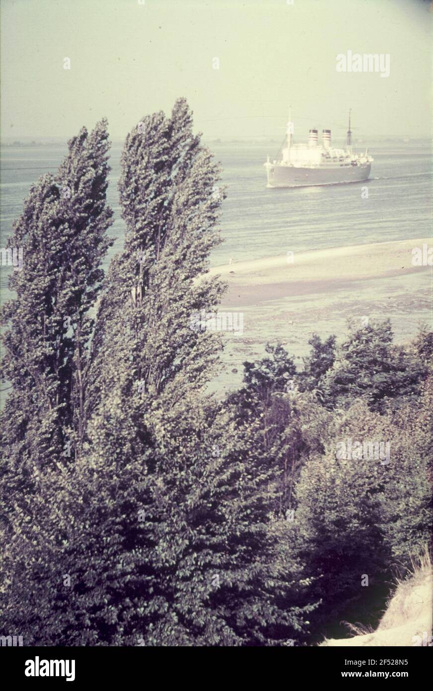 Passengership 'Ubena' (1928, Blohm und Voss) der Deutsch-Ostafrika-Linie (DOAL). Blick vor einer Küste Stockfoto