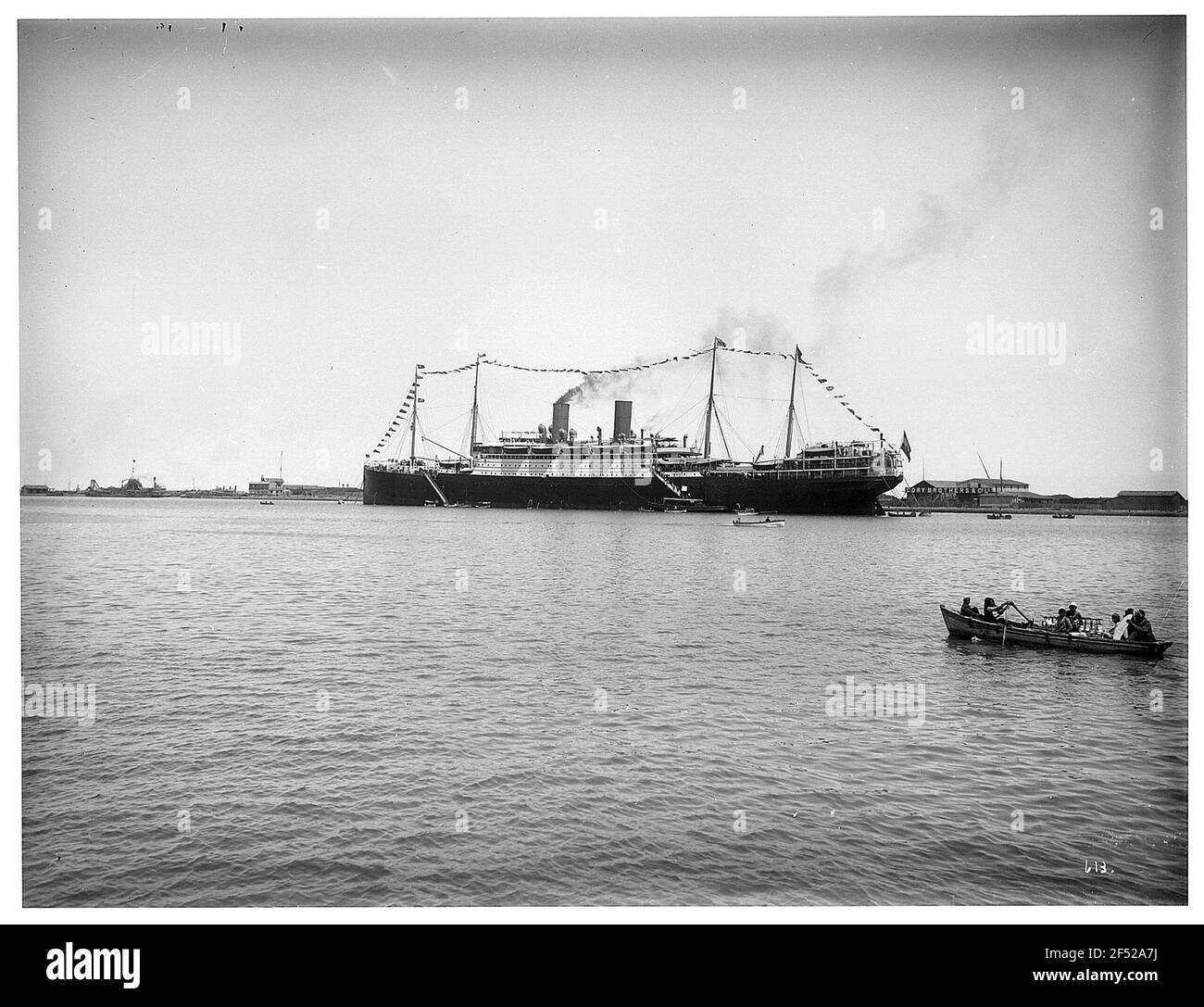Port Said (Ägypten). Hochsee-Passagierdampfer 'Cleveland' im Suezkanal vor Anker. Blick auf die Hafenseite mit Fallreep bei Einzel- oder Außenbooten der Passagiere Stockfoto