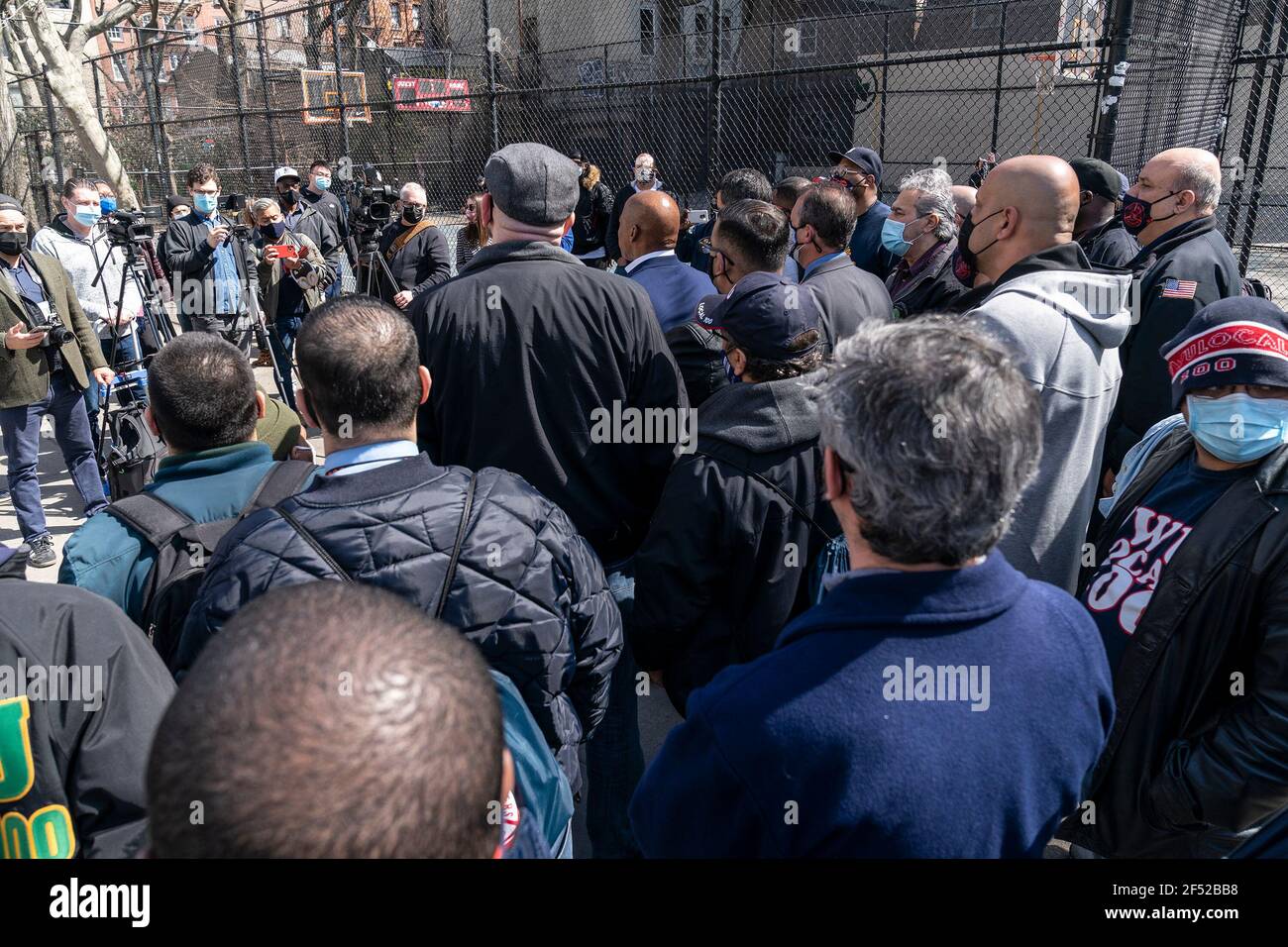 Eric Adams, Präsident von Brooklyn Borough, spricht bei einer Kundgebung an der West 4th Street Station, um die Wiederherstellung der Service-C- und F-Linien auf das Niveau vor der Pandemie zu fordern. TWU Local 100 Offiziere und Mitglieder wurden von Brooklyn Borough Präsident Eric Adams, der für den Bürgermeister läuft, Ratsmitglieder Brad Lander und Ydanis Rodriguez, der der Vorsitzende des Stadtrats Transportkomitee ist, beigetreten. Die politischen Führer unterstützten auch den Sammelklage der Gewerkschaft, um MTA jegliche künftige Dienstleistungskürzungen zu blockieren. (Foto von Lev Radin/Pacific Press) Stockfoto