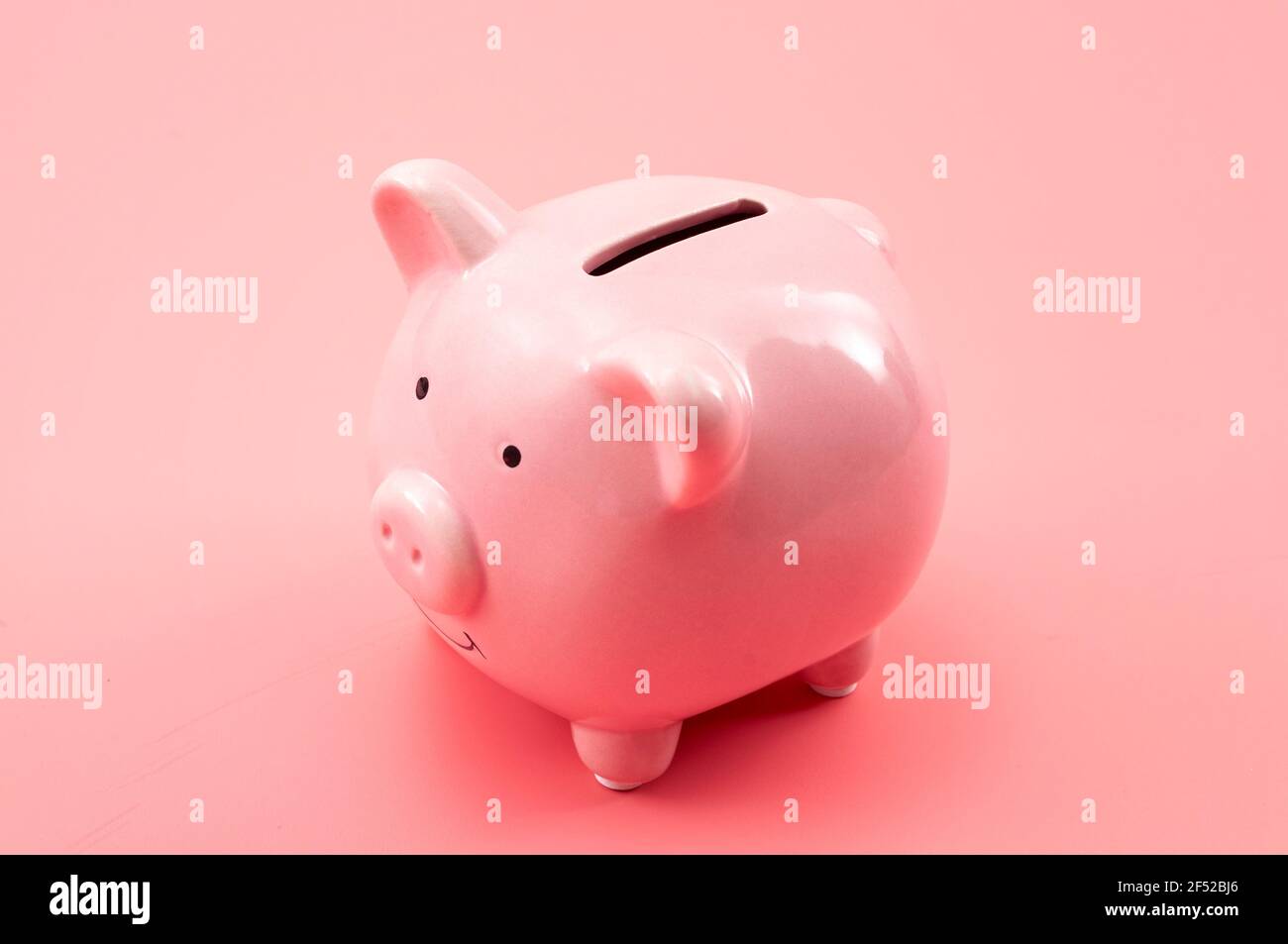 Wohlstand in den persönlichen Finanzen, Geldwachstum, moderne Wirtschaft und Sparkapital konzeptionelle Thema mit einem Sparschwein isoliert auf rosa Hintergrund Stockfoto