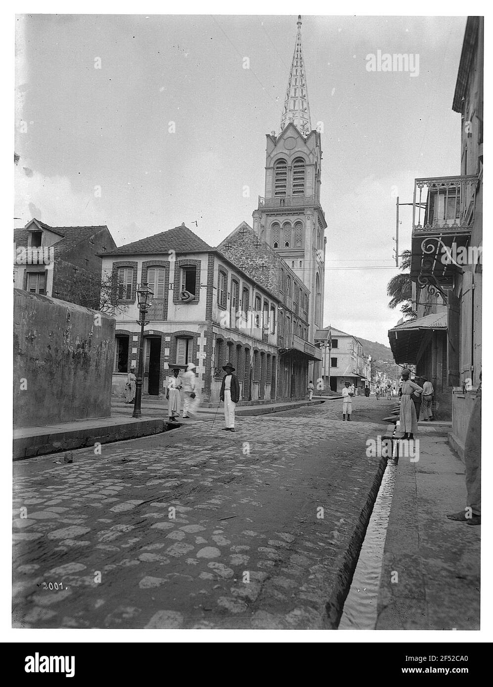 Fort de France (Martinique). Straßenszene mit Kirche, vor Touristen und Einheimischen Stockfoto