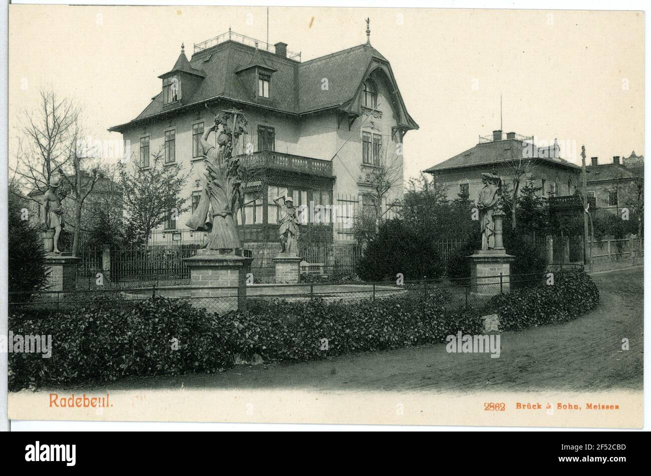 Kaiser Friedrich Allee mit Fontaineplatz Radebeul. Kaiser Friedrich-Allee mit Fontaineplatz Stockfoto