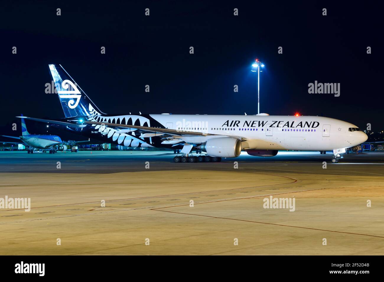Air New Zealand Boeing 777-200ER Flugzeuge in der Nacht am Flughafen Ezeiza. Air NZ Flugzeug ZK-OKF. Stockfoto