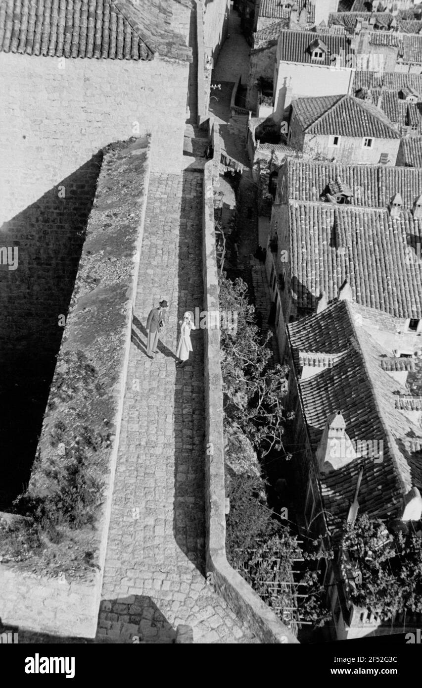 Reisefotos Kroatien. Dubrovnik (Ragusa). Blick von einem Befestigungsturm auf die Dächer der Altstadt Stockfoto