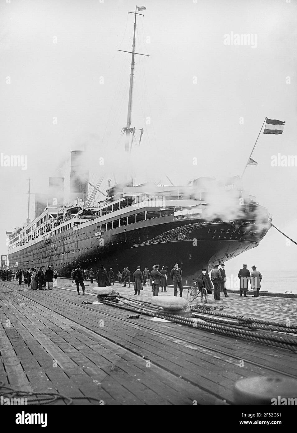 Hochsee-Passagierdampfer 'Vaterland' auf einem Kai. Blick mit Passagieren Hochsee-Passagierdampfer 'Vaterland' an einem Kai Stockfoto
