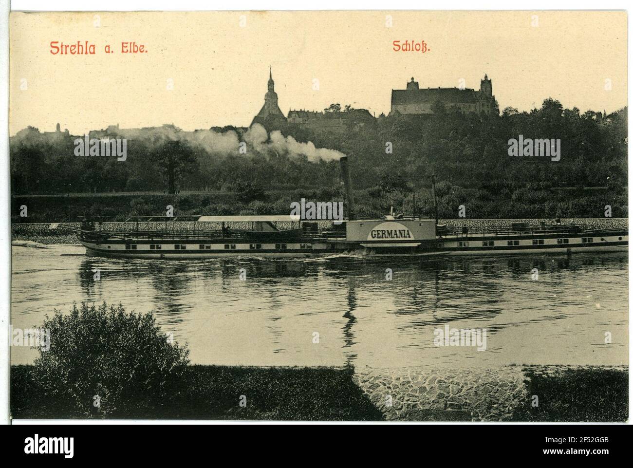 Schloss und Elbe mit Dampfer Germania Strehla. Schloss und Elbe mit Dampfer Germania Stockfoto