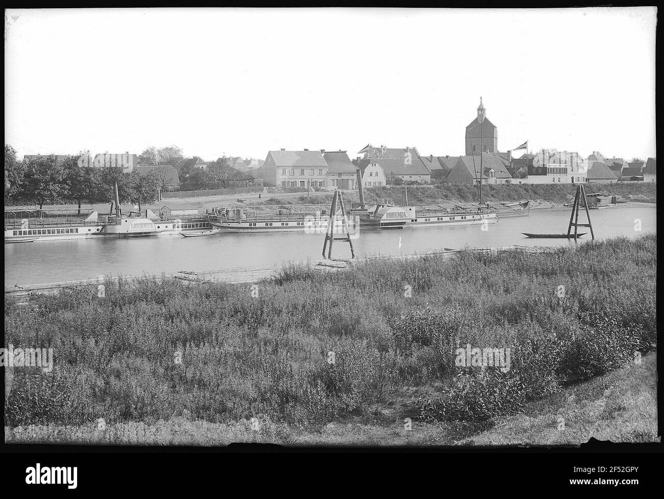Mühlberg an der Elbe. Blick von der Elbe auf die Stadt mit zwei Dampfmaschinen Stockfoto