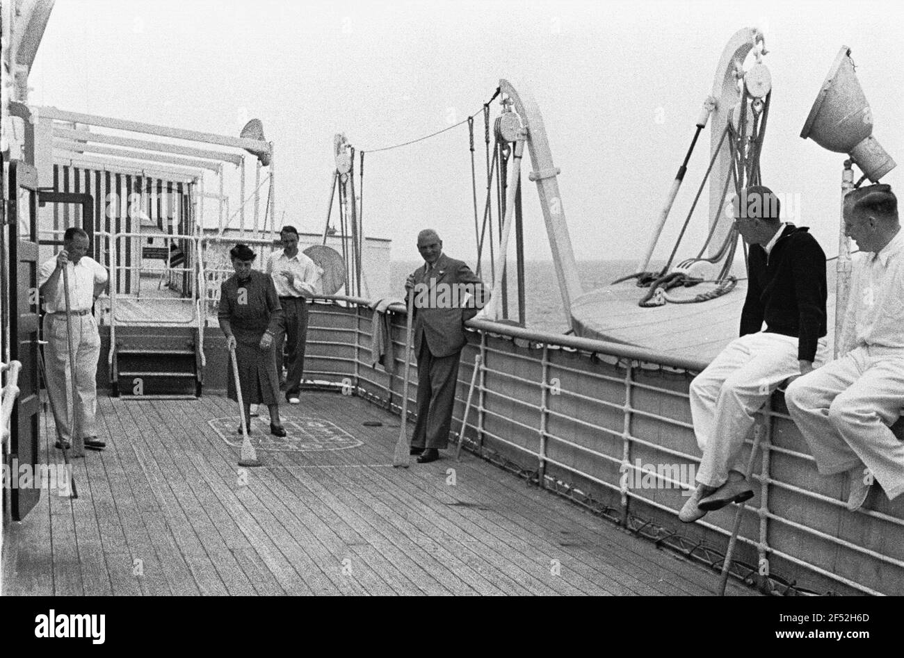 Boardleben Milwaukee. Passagiere spielen auf dem Shuffleboard des Oberdecks Stockfoto