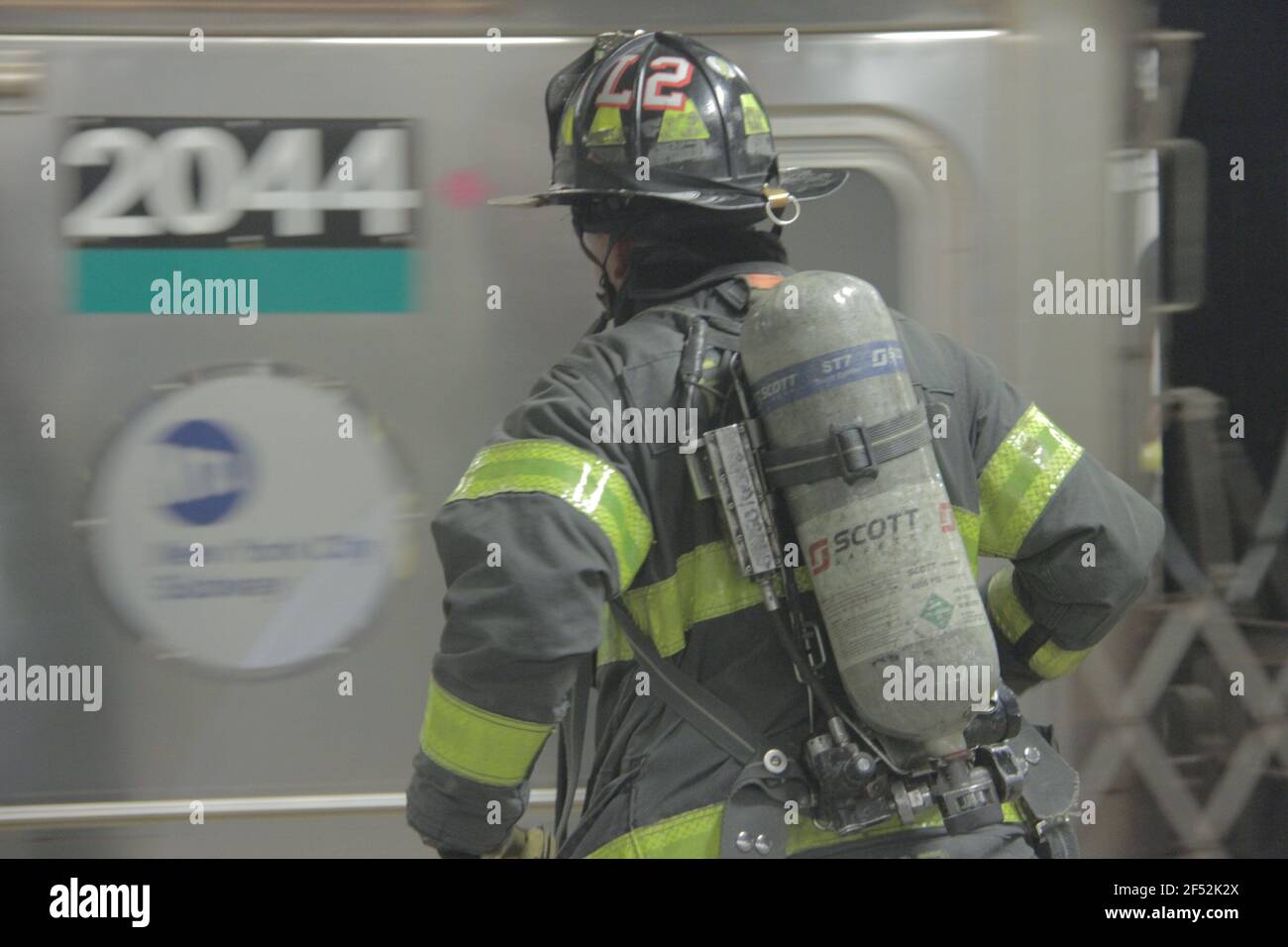 New York, USA. März 2021, 23rd. (NEU) Feuer auf U-Bahn in Manhattan. 23. März 2021, New York, USA: Ein kleines Feuer wurde auf einer U-Bahn nachts auf der 59th Street Station in Richtung Brooklyn Downtown entdeckt und Feuerwehrleute waren in Hör auf. anwesend Der Rauch wurde gestoppt und didn’beeinflusst nicht den Fluss der U-Bahn.Quelle: Niyi Fote/Thenews2. Kredit: Niyi Fote/TheNEWS2/ZUMA Wire/Alamy Live Nachrichten Stockfoto