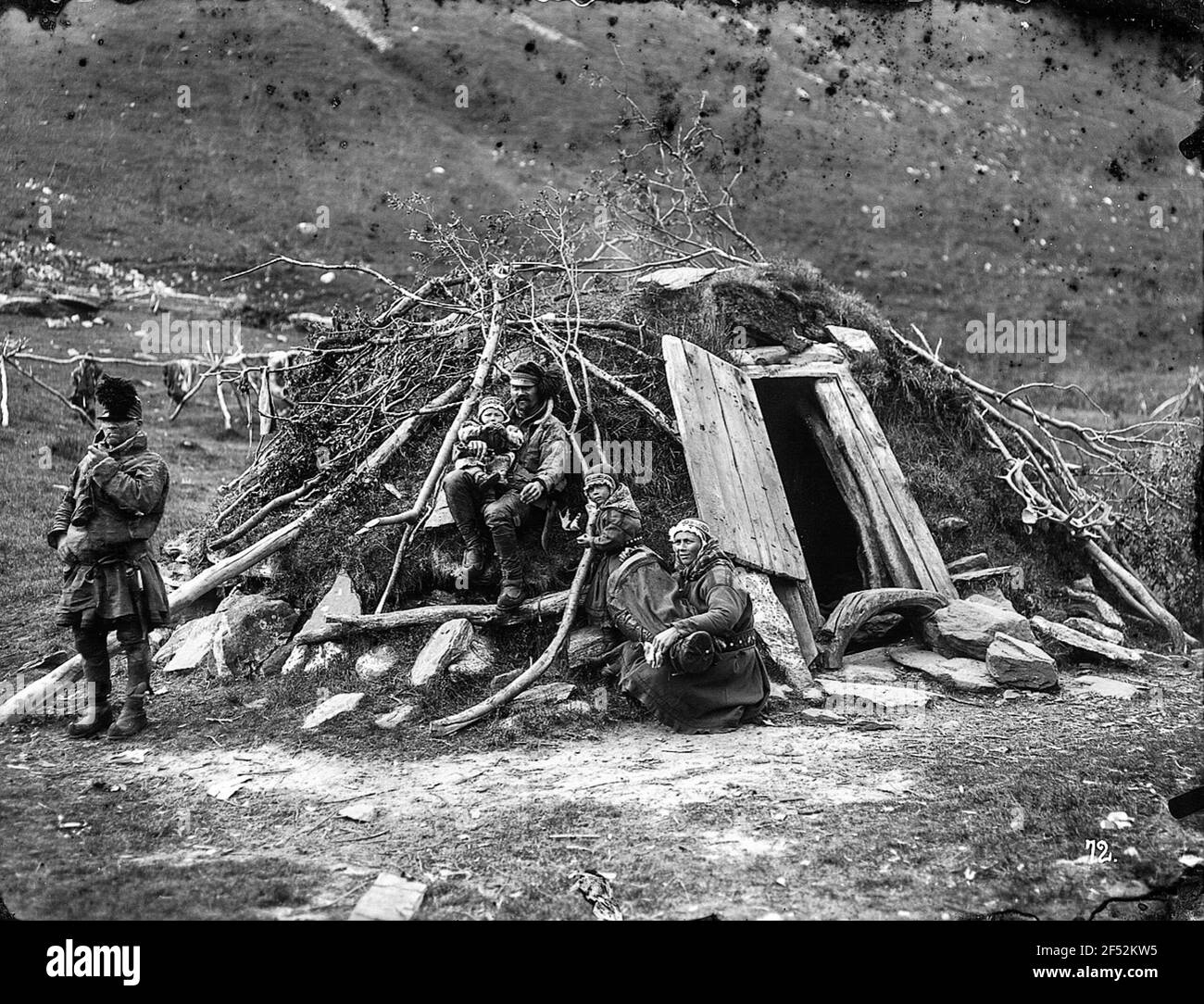 Gegend um Tromsö. Samenfamilie vor ihrer Erdblockhütte Stockfoto