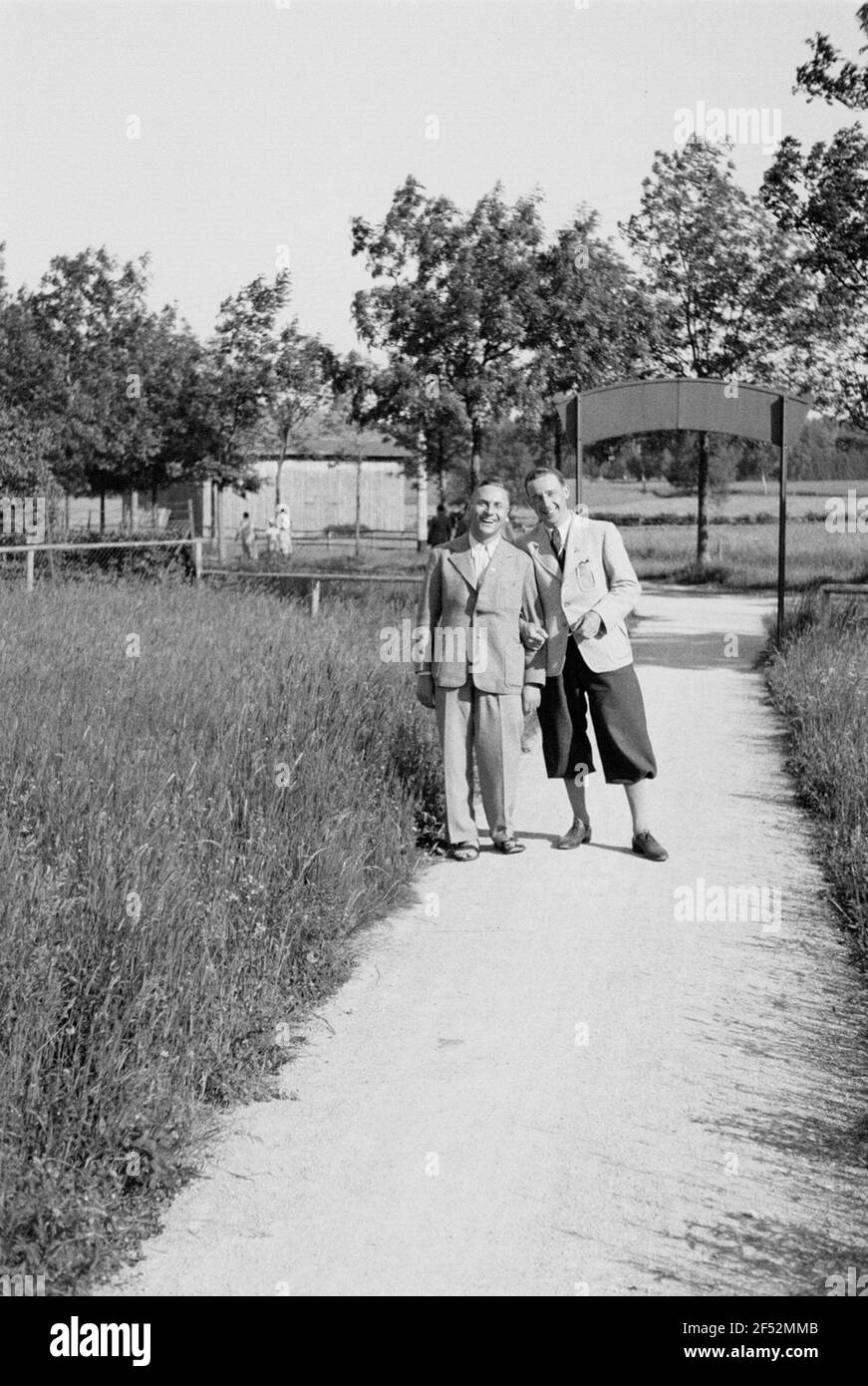 Private Aufzeichnungen. Zwei Männer (rechts vom Bruder des Fotografen, Hans Grasser) auf einem Spaziergang, wahrscheinlich in Bad Wörishofen Stockfoto
