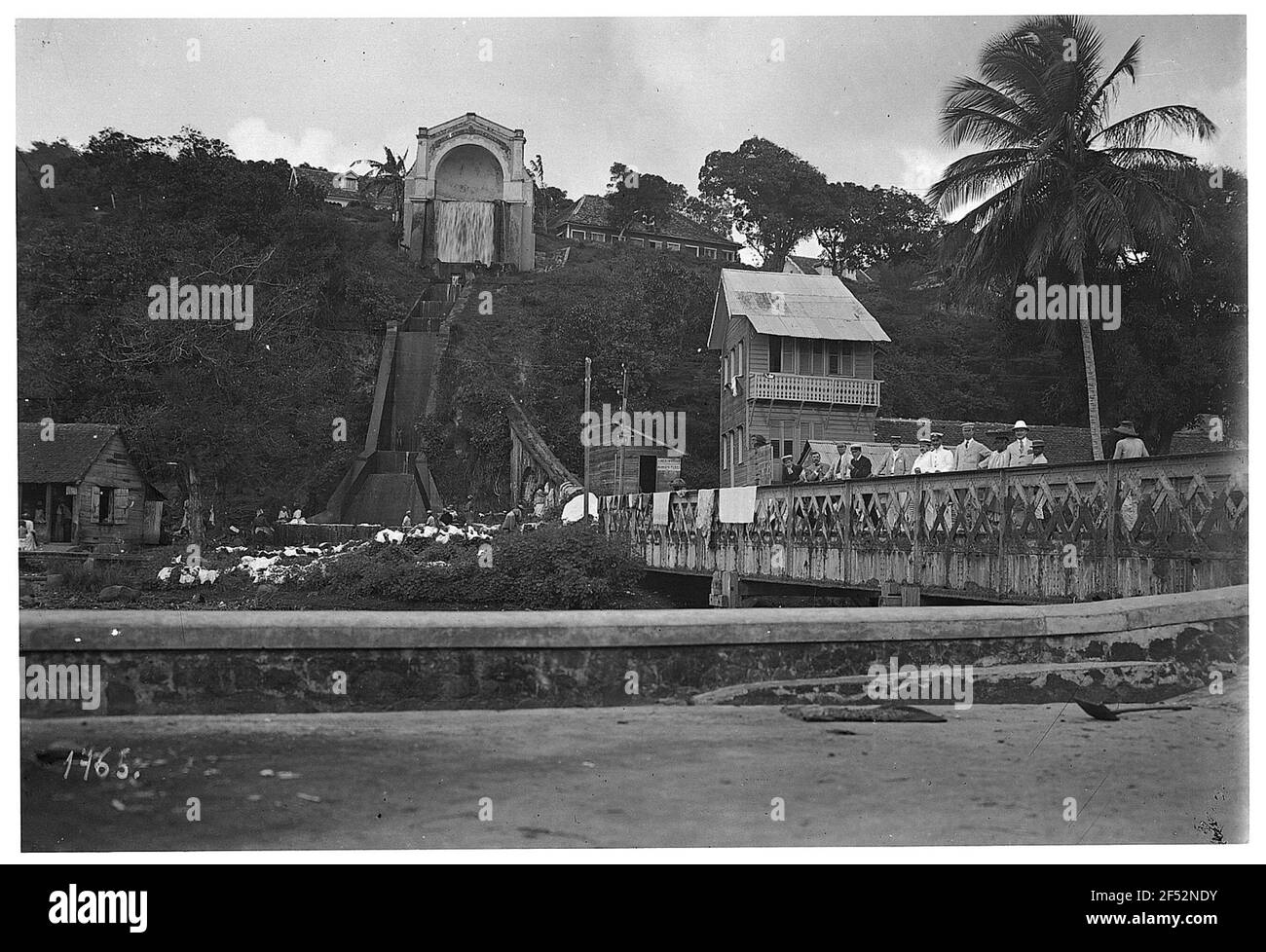 Fort de France (Martinique). Wäscherei am Wasserfall, rechte Fußgängerbrücke mit Touristen Stockfoto