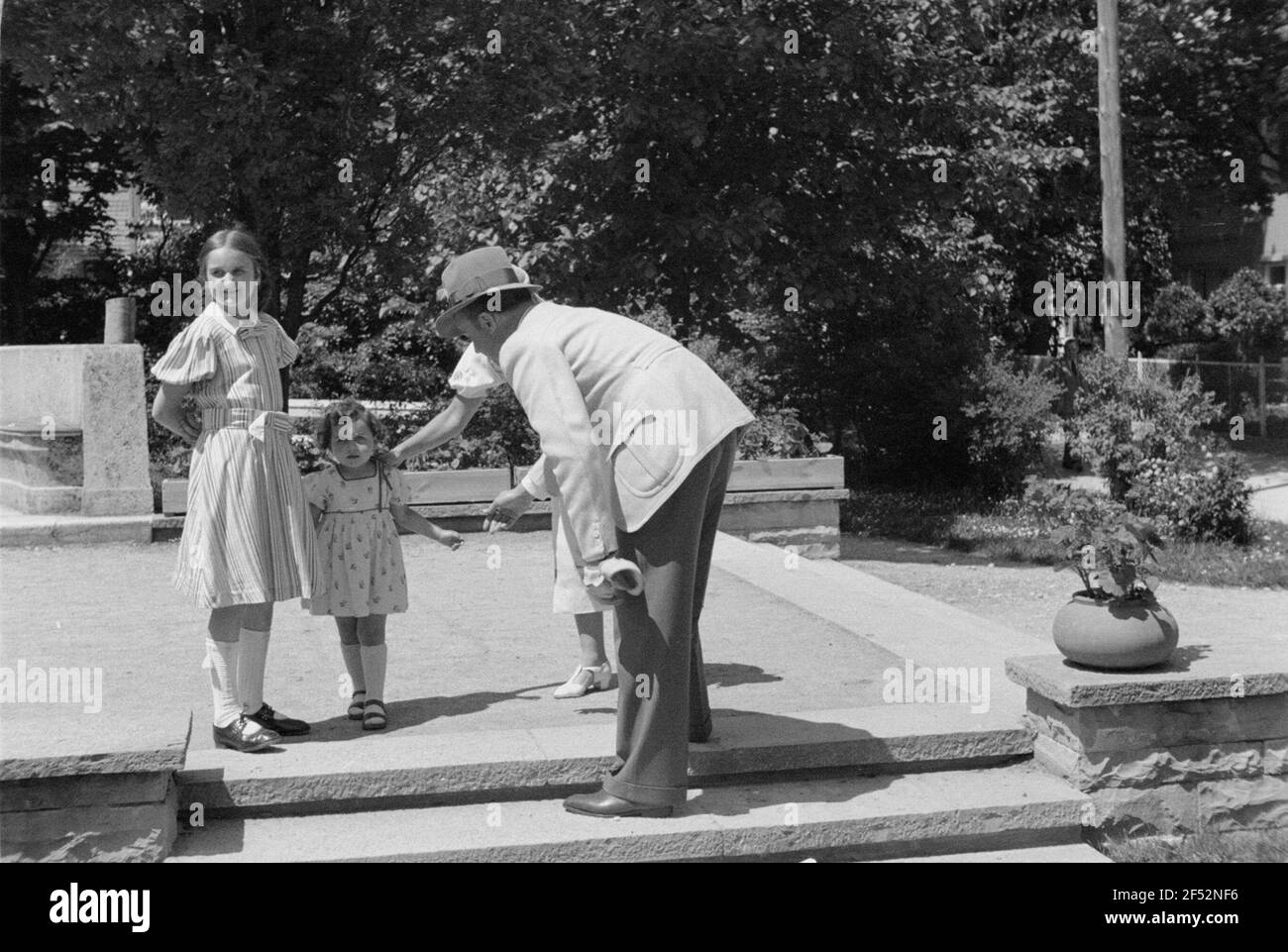Private Aufzeichnungen. Bad Wörishofen. Bruder Nikolaus und Schwester Gretl von Fotograf mit kleinem Mädchen bei der Denkmalanlage für Sebastian Kneipp bei der Geschichte Stockfoto