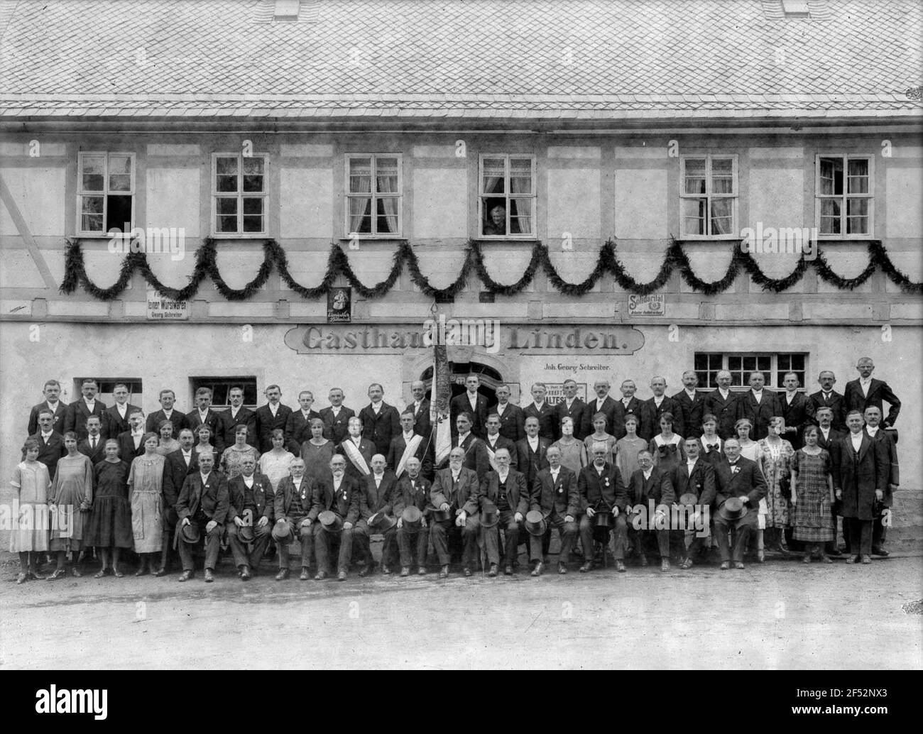 Frauen- und Männerchor im Gasthof 6 Linden Stockfoto
