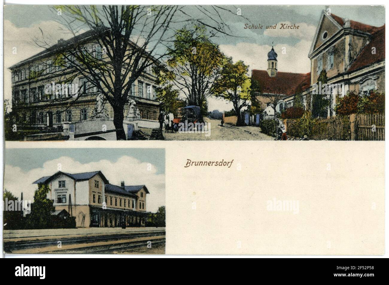 Schule, Kirche und Bahnhof Brunnersdorf. Schule, Kirche und Bahnhof Stockfoto