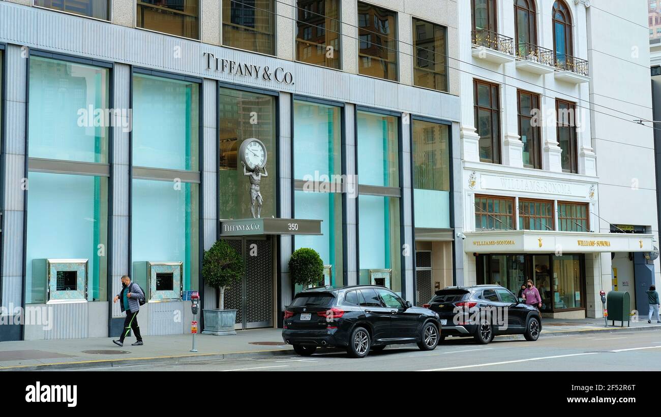 Tiffany & Co. Geschäft am Union Square in der Innenstadt von San Francisco, Kalifornien; amerikanischer Luxusschmuckhändler und Spezialitätenhändler, gegründet 1837. Stockfoto