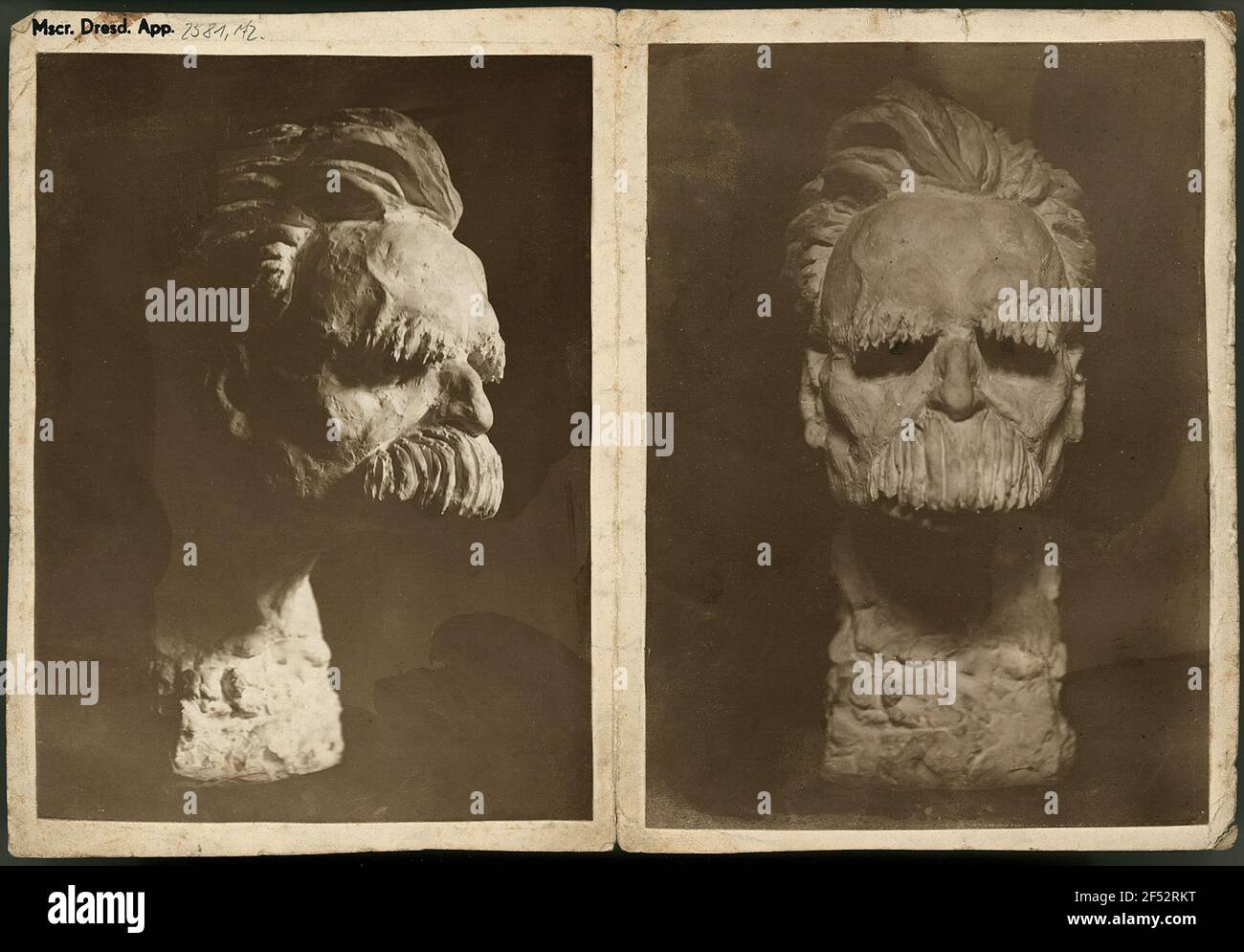 2 Fotografien: (Dix, Otto: Büste Friedrich Nietzsche. Gips, grün getönt, 1912) à 16,3 x 11,8 cm. Montiert auf zentral gefaltetem Kartonblatt quer-4, auf dieser (um 180 Grad gedreht) eine Bleistiftzeichnung und ein Text von Otto Dix Stockfoto