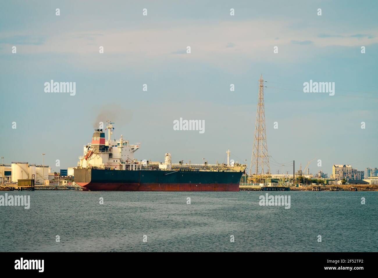 Der Öltanker dockte in Port Adelaide bei Sonnenuntergang in Südaustralien an Stockfoto