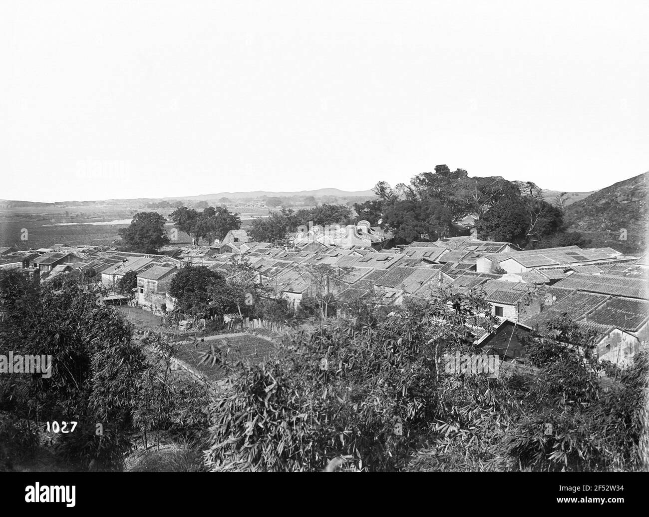 Blick über die Dächer einer Stadt (vielleicht Macao) Und die überwuchert Umgebung Stockfoto
