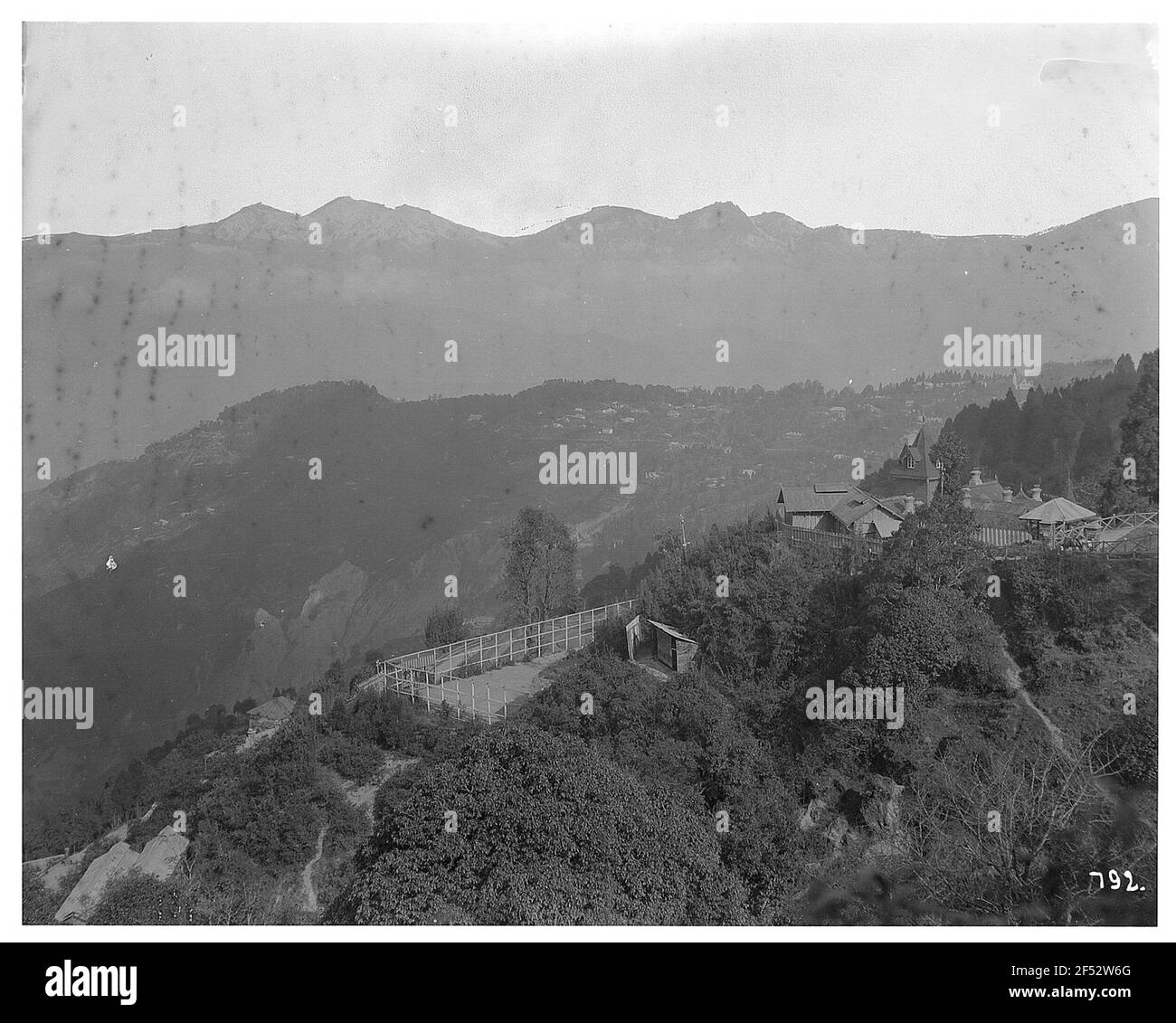 Darjeeling (Indien). Blick über einen Aussichtspunkt auf das Kanchenjunga-Massiv Stockfoto