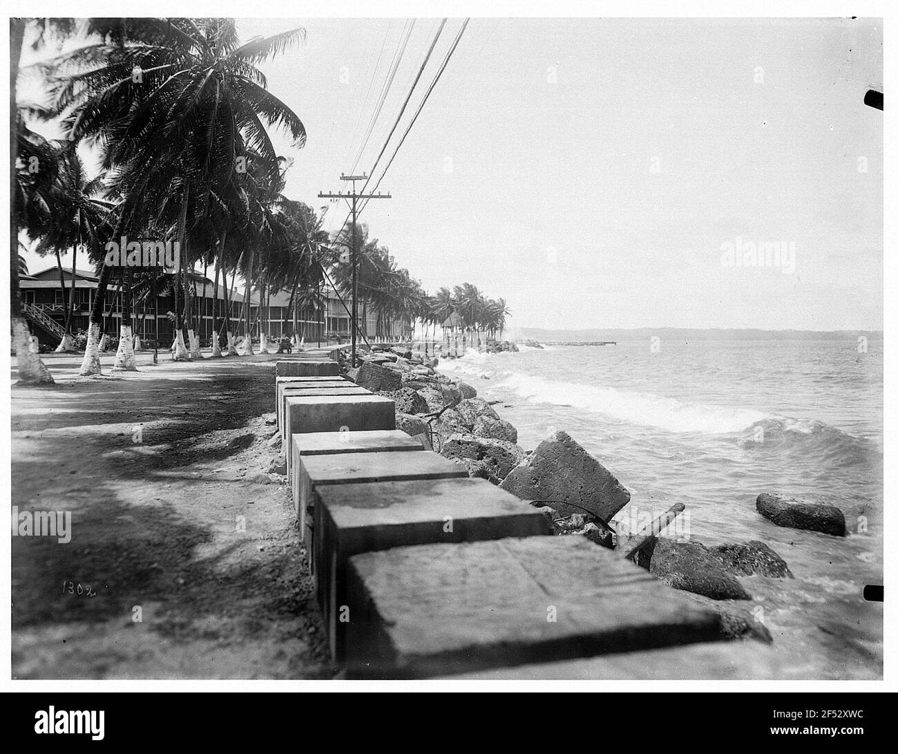 Colón, Panama. Wasserpromade mit Handfläche aktivieren und brechen Stockfoto