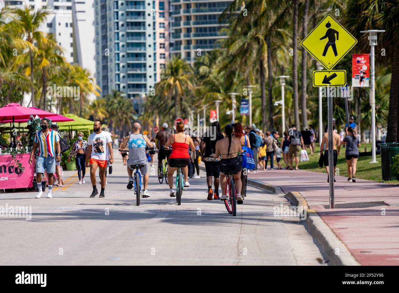 Frühlingsferien 2021 Szene in Miami Beach tagsüber Stockfoto