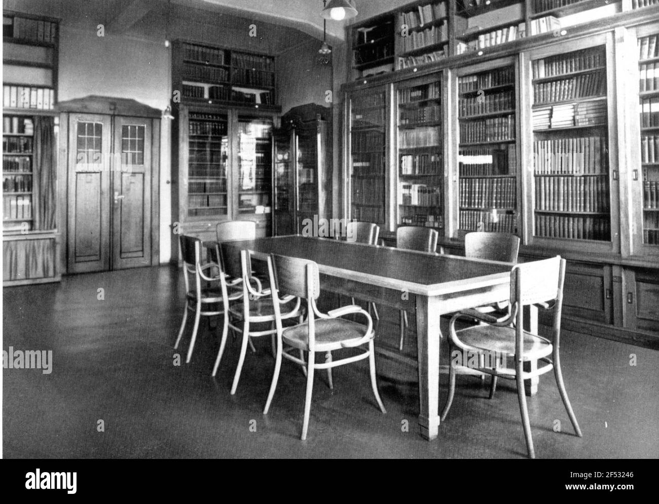 Company Go & Co. AG, Aktionsgebäude Leipziger Straße 7/13. Wissenschaftliche Bibliothek. Reproduktion durch Fotografie. Abb. Seite 99 in: Noch 100 Jahre. Firmengeschichte Go & Co., A.G., Dresden 1835/1935. Dresden: W. Limpert, 1935. Dresden: Slub 34.4.1589 Stockfoto