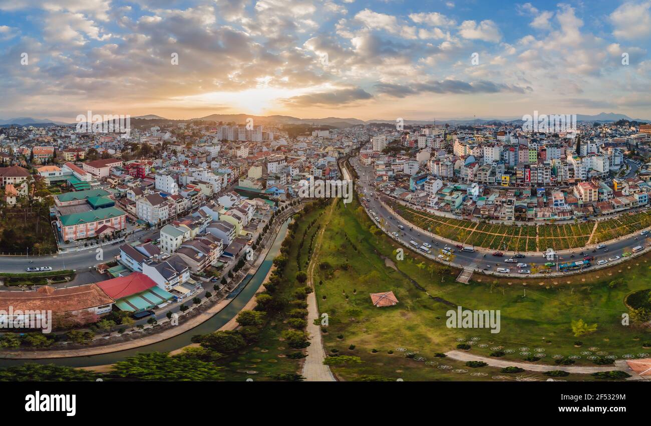 Luftaufnahme der Stadt Dalat. Die Stadt liegt auf dem Langbischen Plateau in den südlichen Teilen der Region Zentralhochland in Vietnam Stockfoto