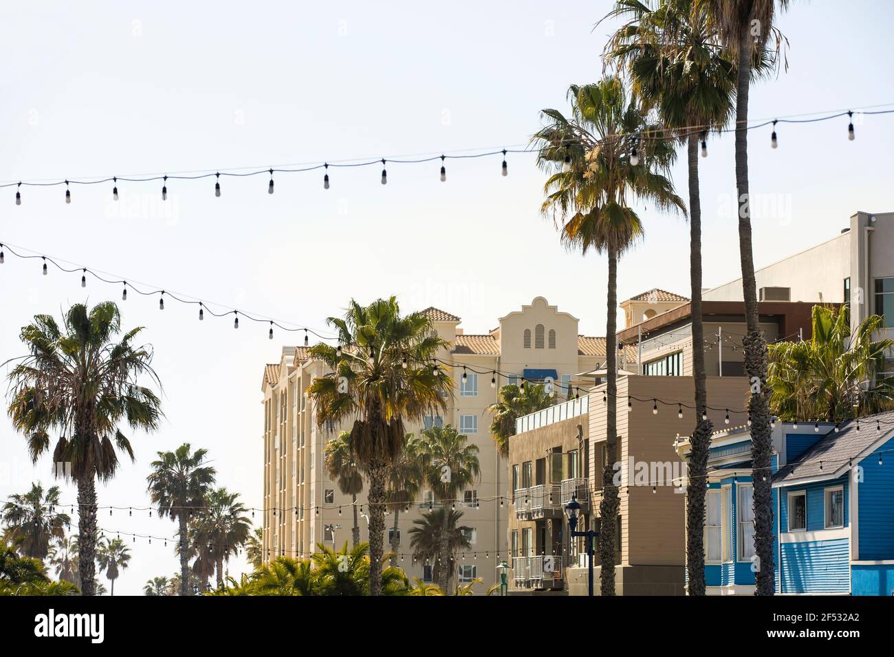 Von Palmen gesäumte Sicht auf Downtown Oceanside, Kalifornien, USA. Stockfoto