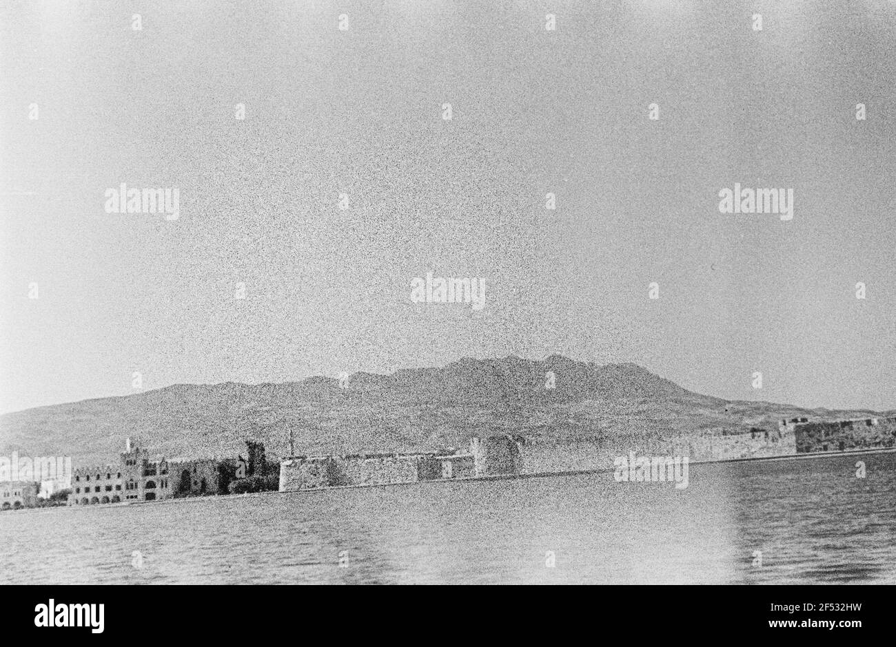 Reisefotos Mittelmeer. Passagierschiff 'Milwaukee' vor Anker. Blick auf eine Hafenstadt vor der Bergkette Stockfoto