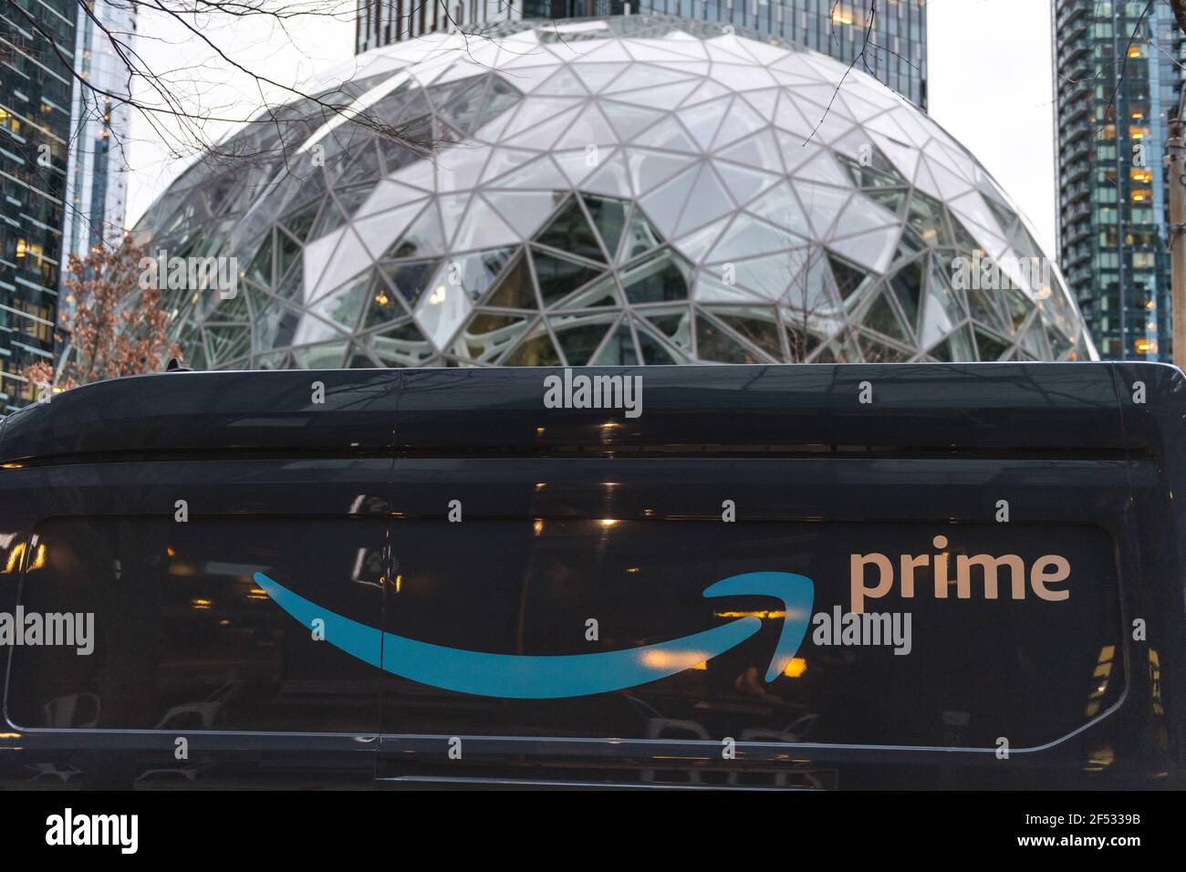 Seattle, USA. März 2021, 23rd. Ein Amazon Prime Truck außerhalb der Amazon-Sphären in South Lake Union. Stockfoto