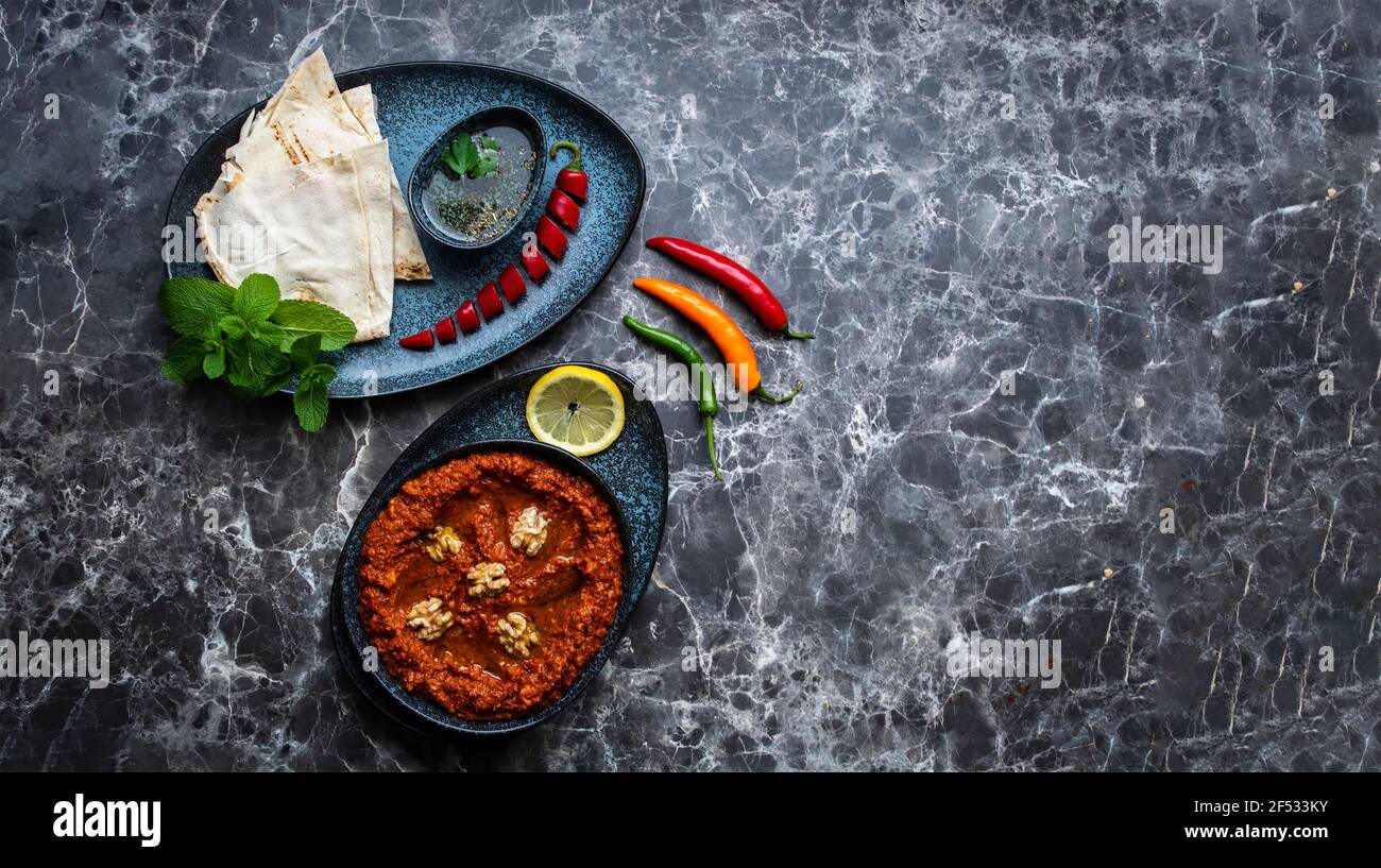 Mhammara ist eine heiße Paprika Dip ursprünglich aus Aleppo, Syrien , Libanon in Levantine und türkische Küche gefunden. Stockfoto