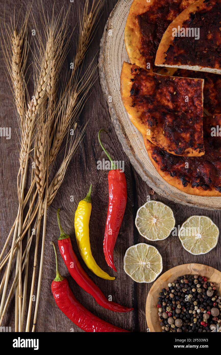 Arabisches Fatayer, Petaeer Flaches Brot gebacken mit heißem und würzigem Paprika auf der Oberseite. Stockfoto